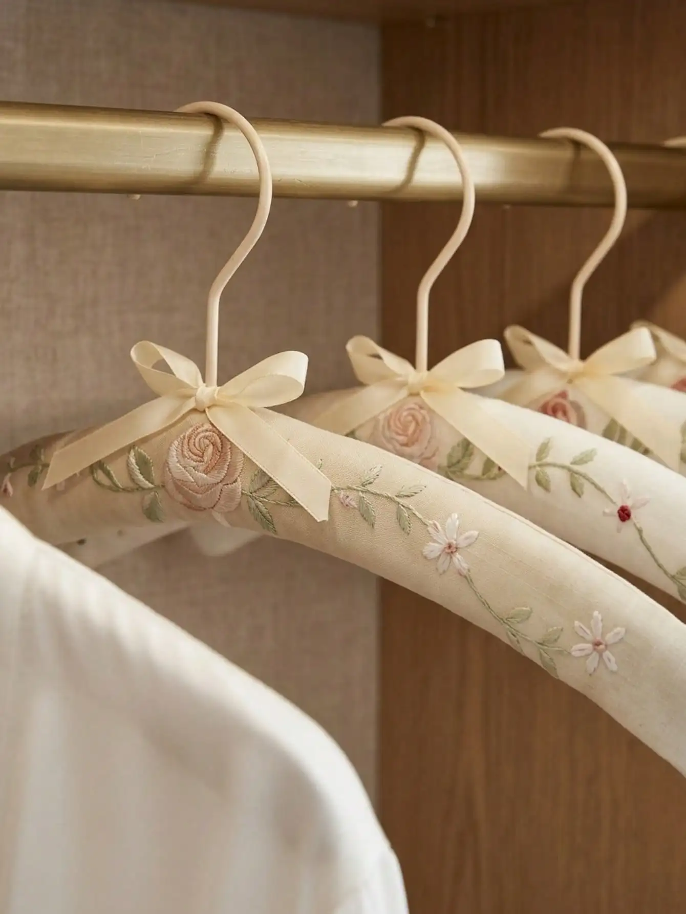 Embroidery-Covered Hanging Rac - Embroidery Knot recension och pris